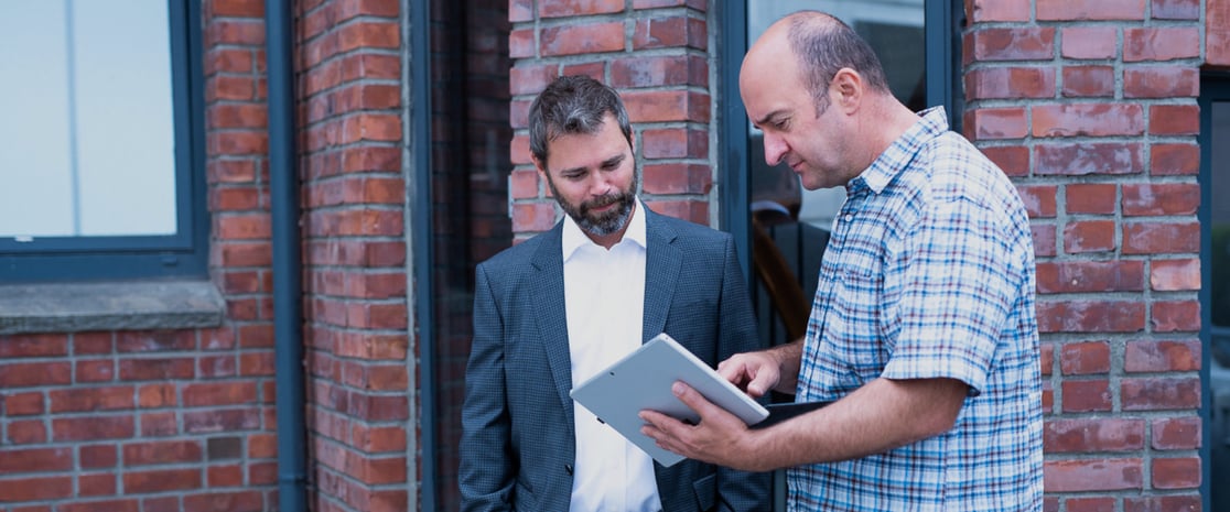 HERO-1920x800-jedox-people-discussing